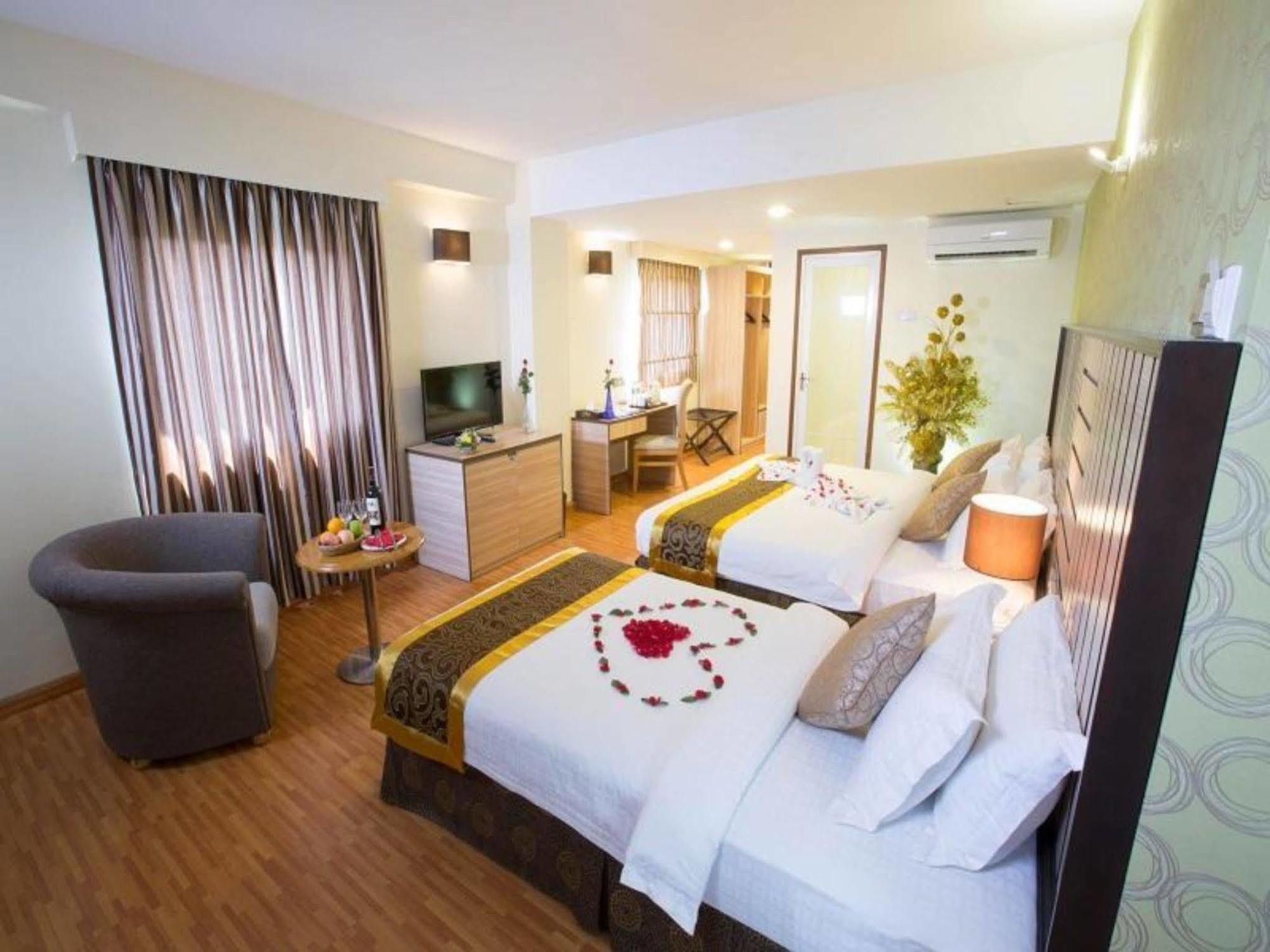 Uptown Hotel Янгон Экстерьер фото
