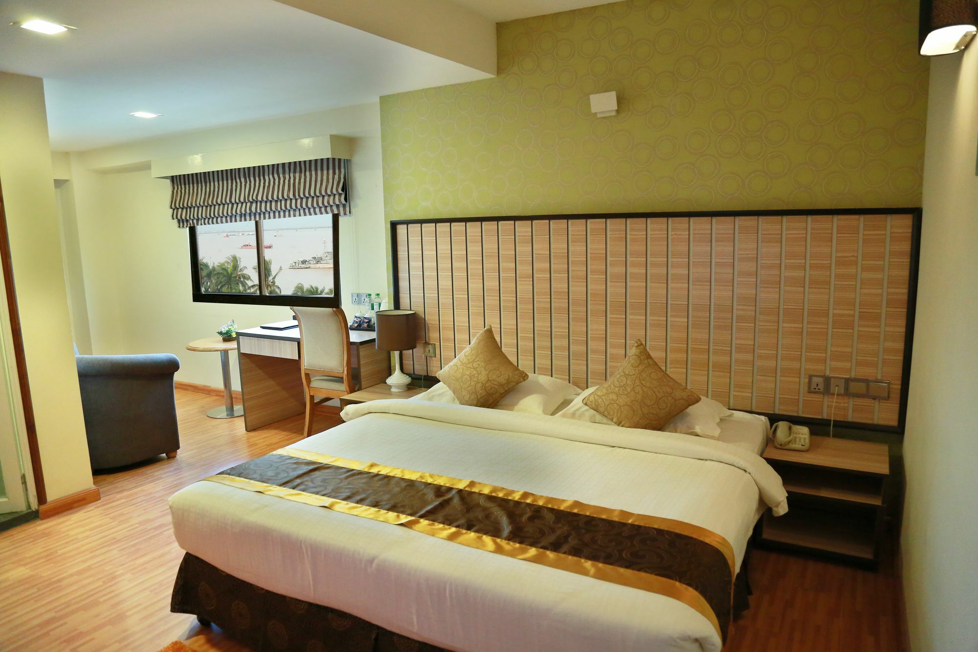 Uptown Hotel Янгон Экстерьер фото