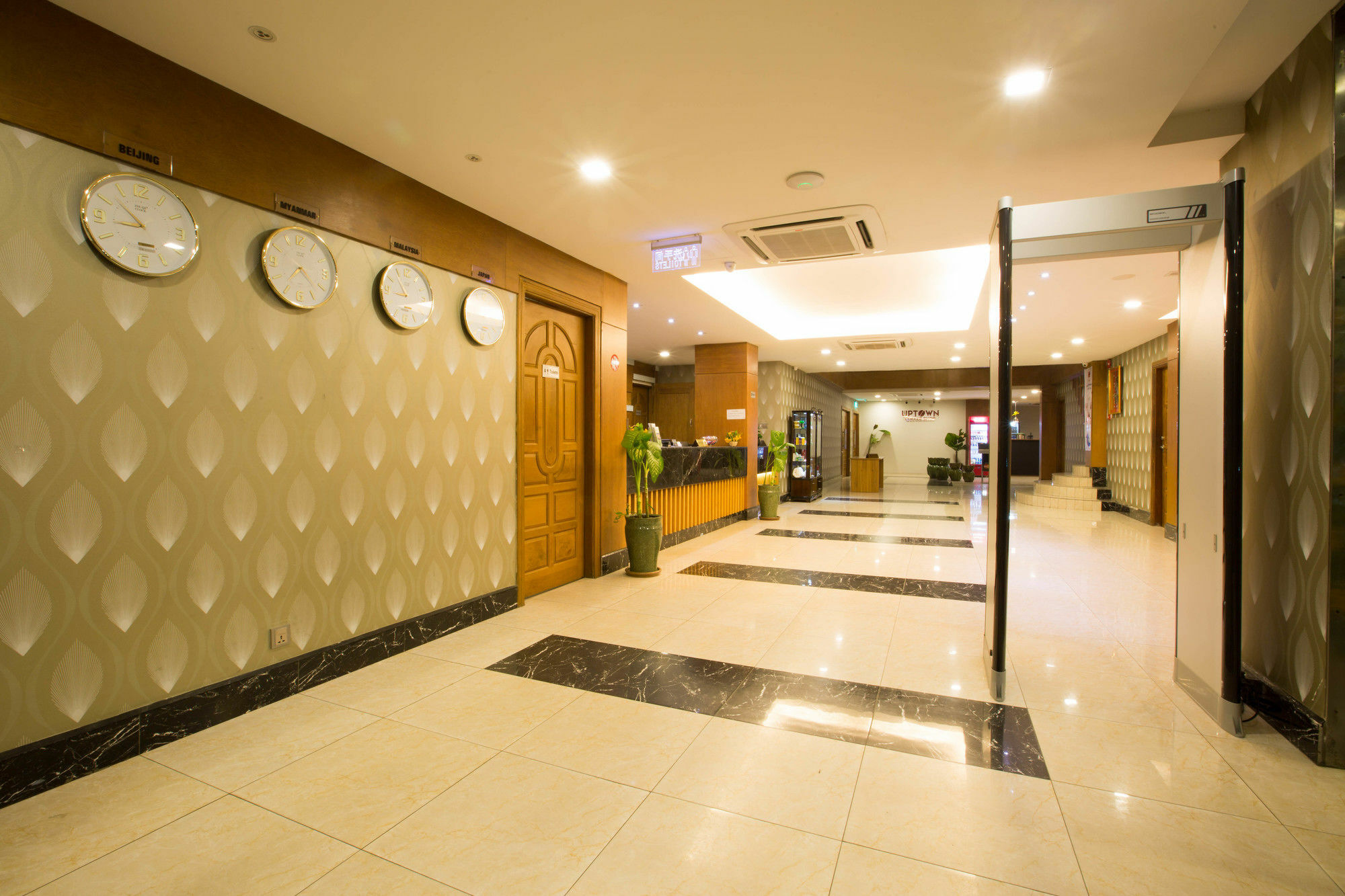 Uptown Hotel Янгон Экстерьер фото