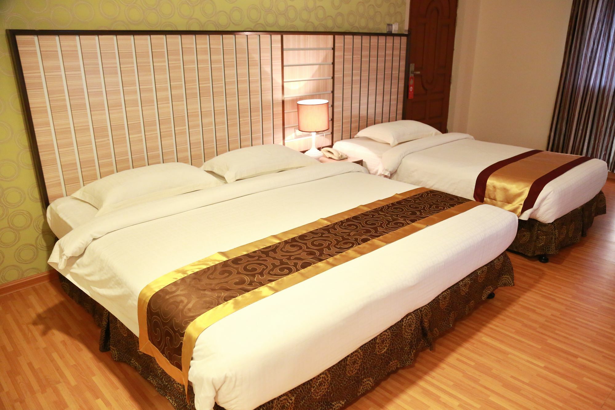 Uptown Hotel Янгон Экстерьер фото