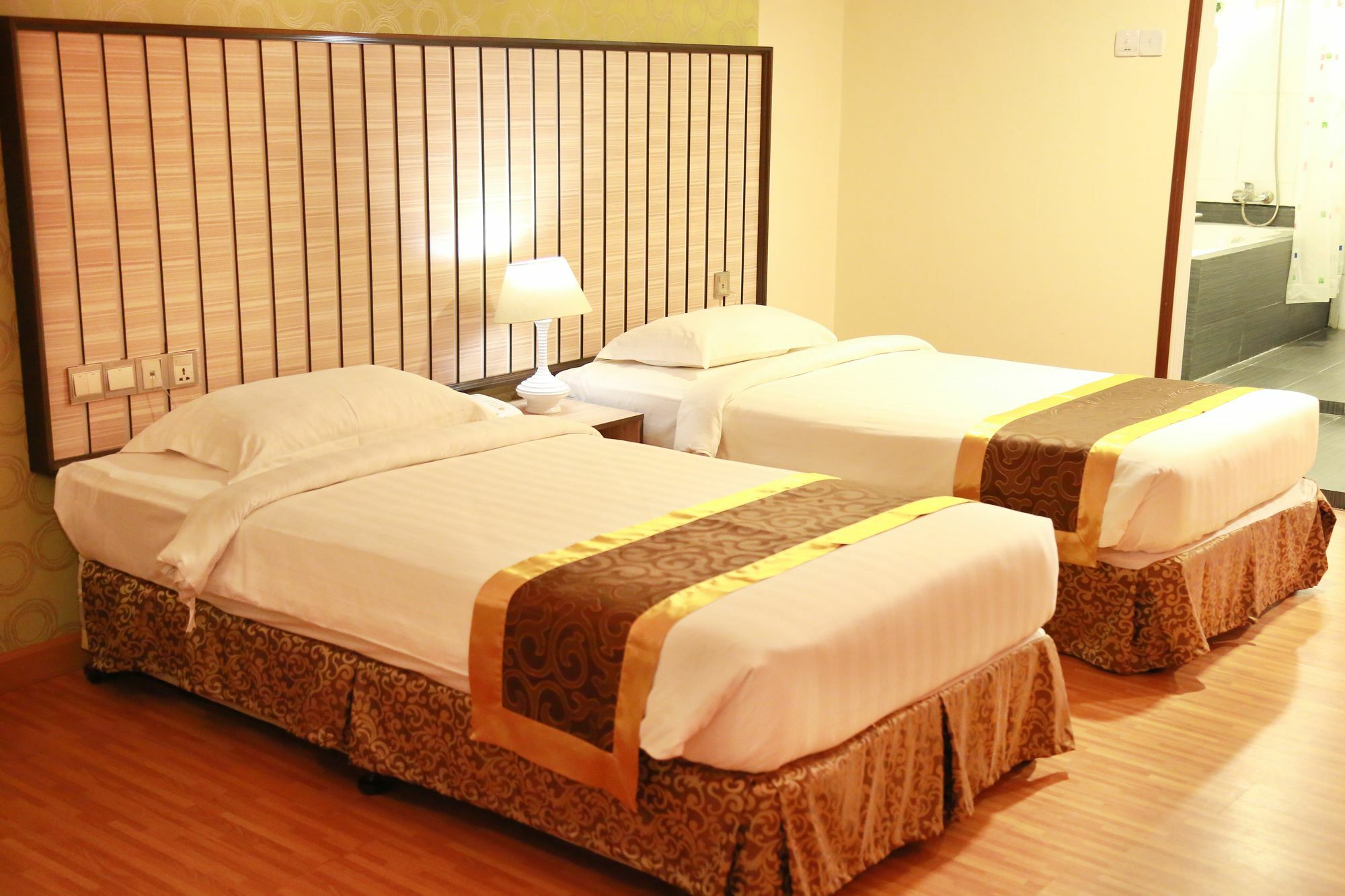 Uptown Hotel Янгон Экстерьер фото