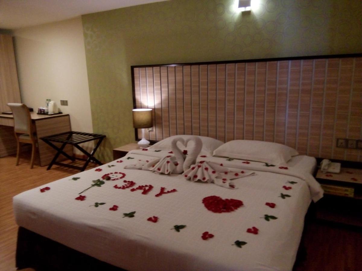 Uptown Hotel Янгон Экстерьер фото